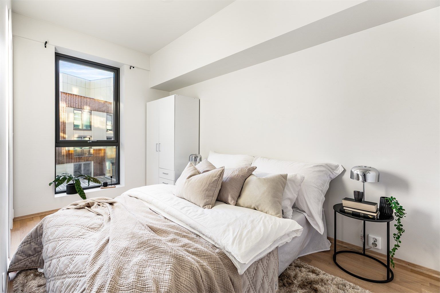 I soverommet medfølger garderobeskap.