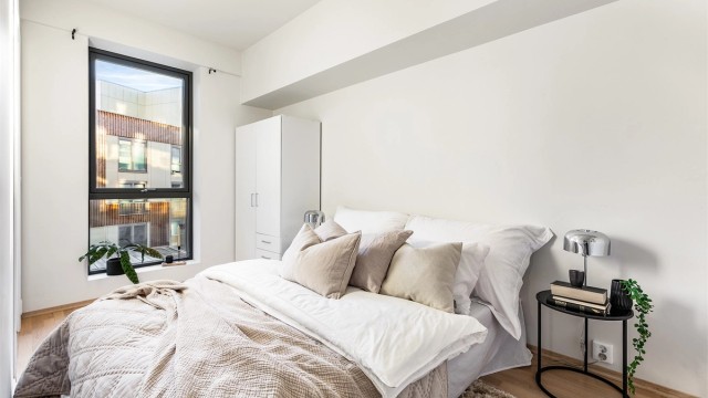 I soverommet medfølger garderobeskap.