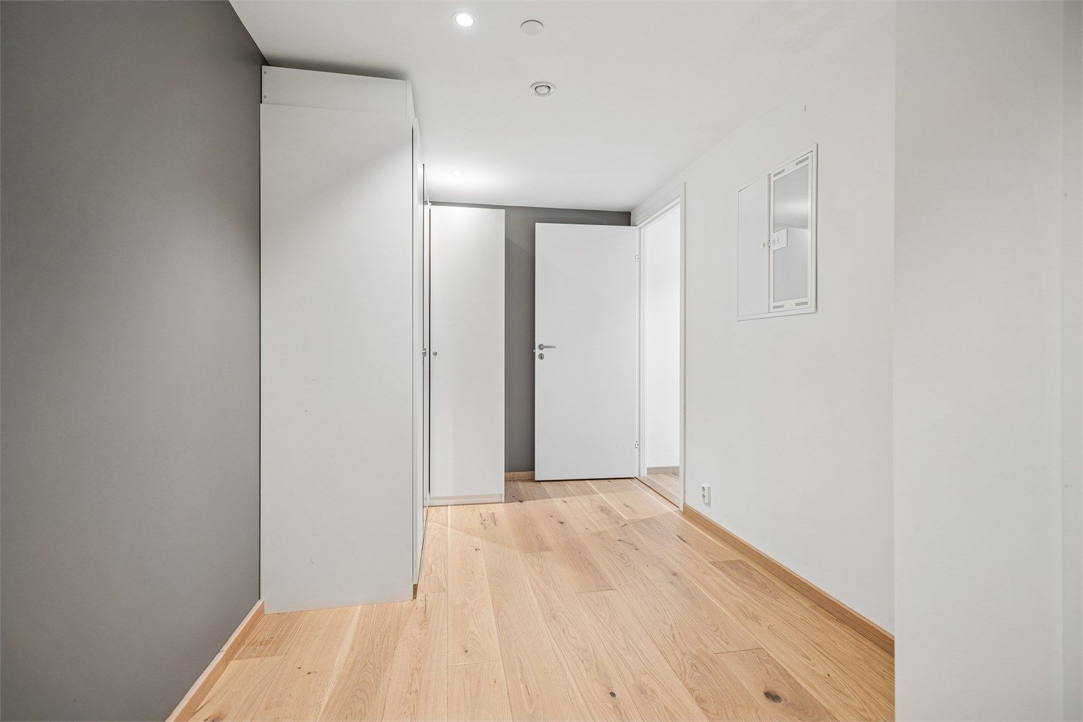 Romslig og lys entrè som gir et godt førsteinntrykk. Her er det rikelig med plass til garderobe og andre møbler, noe som gjør det enkelt å holde orden og skape en innbydende atmosfære for både deg og dine gjester. 