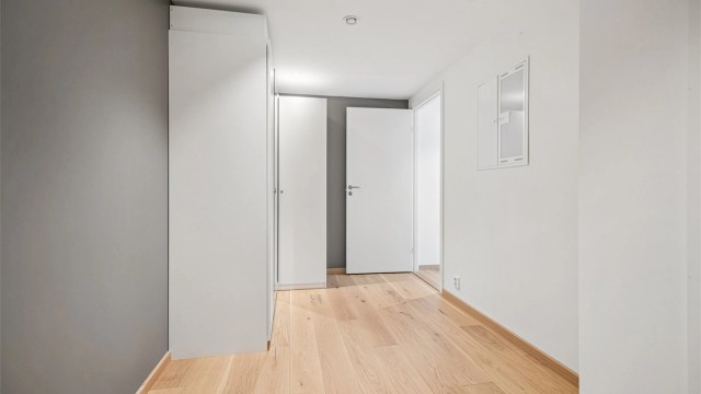 Romslig og lys entrè som gir et godt førsteinntrykk. Her er det rikelig med plass til garderobe og andre møbler, noe som gjør det enkelt å holde orden og skape en innbydende atmosfære for både deg og dine gjester.