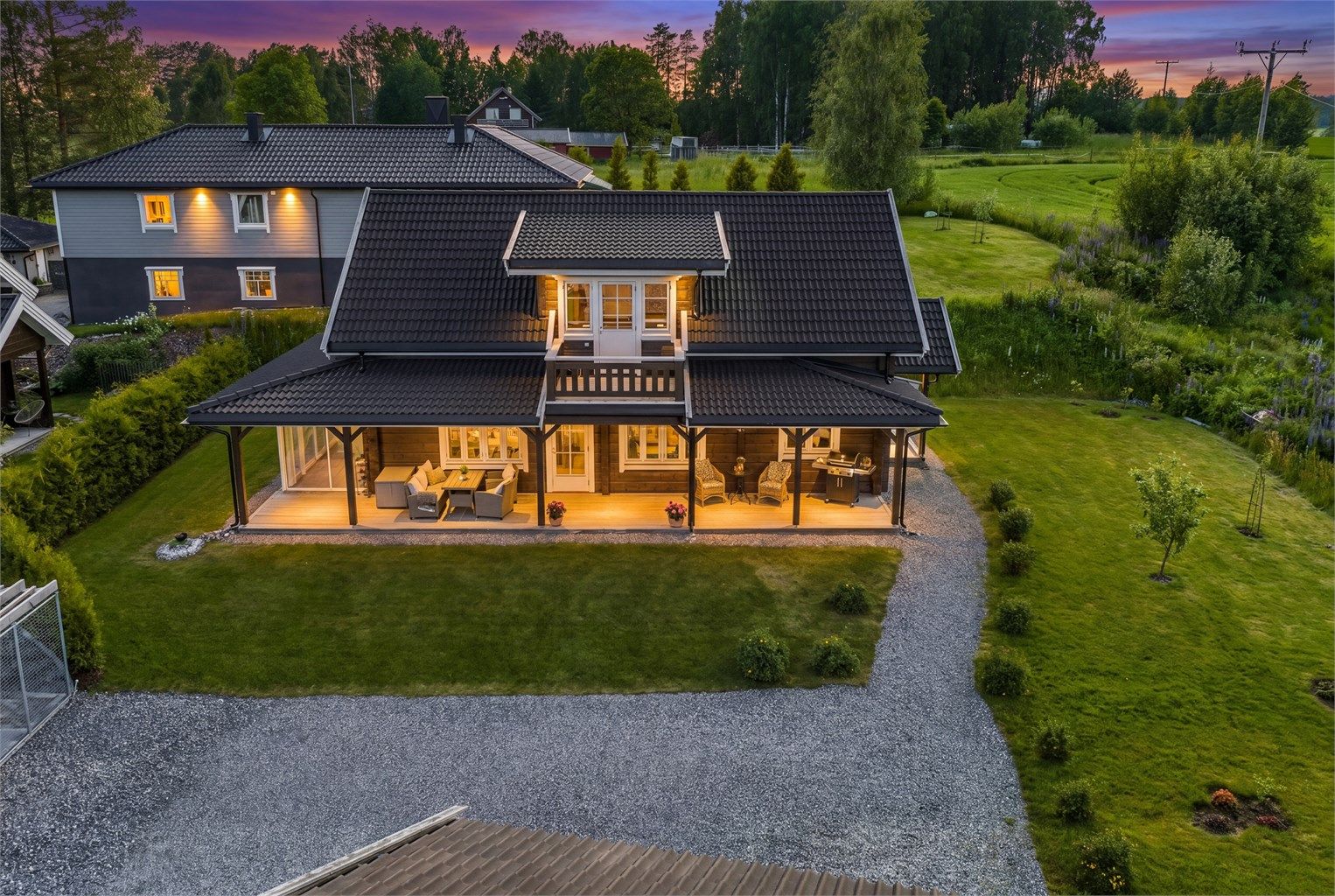 Boligen har en rolig og tilbaketrukket beliggenhet med stor overbygget terrasse. (digitalt redigert)