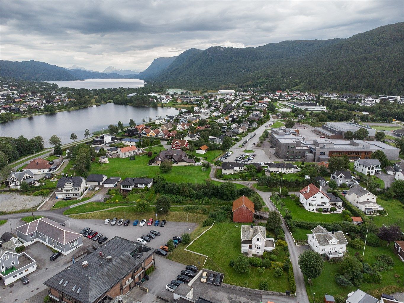 Nærhet til flotte tur- og rekreasjonsområder ved Lillevannet og Emblemsfjellet.