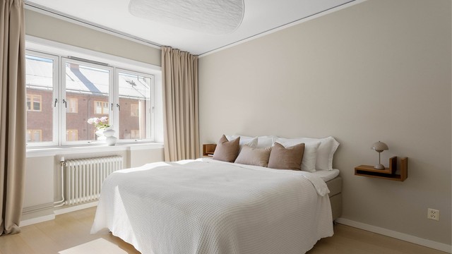 Det romslige hovedsoverommet vender mot den stille bakgården og har god takhøyde på ca. 2,65 meter.