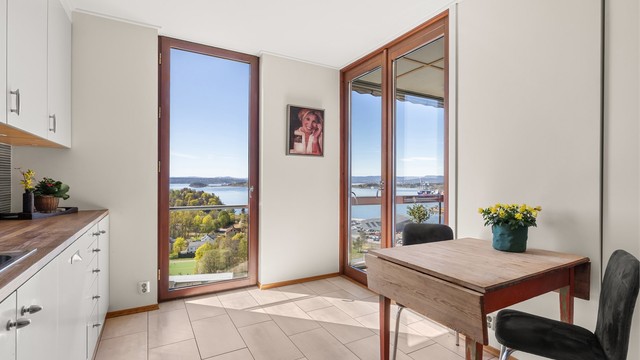 Også fra kjøkkenet kan den flotte utsikten nytes, her med plass til en hyggelig spisekrok.