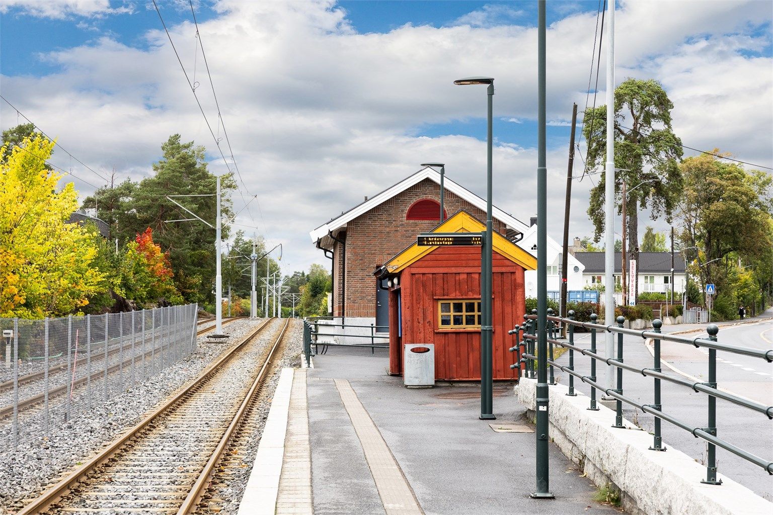 Kollektivtilbudet er utmerket, med Kastellet trikkeholdeplass like i nærheten. Matebuss i Lambertseterveien, ca. 150 meter unna, med forbindelse til Sæter Torg og Lambertseter senter.