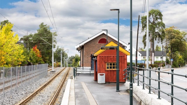 Kollektivtilbudet er utmerket, med Kastellet trikkeholdeplass like i nærheten. Matebuss i Lambertseterveien, ca. 150 meter unna, med forbindelse til Sæter Torg og Lambertseter senter.