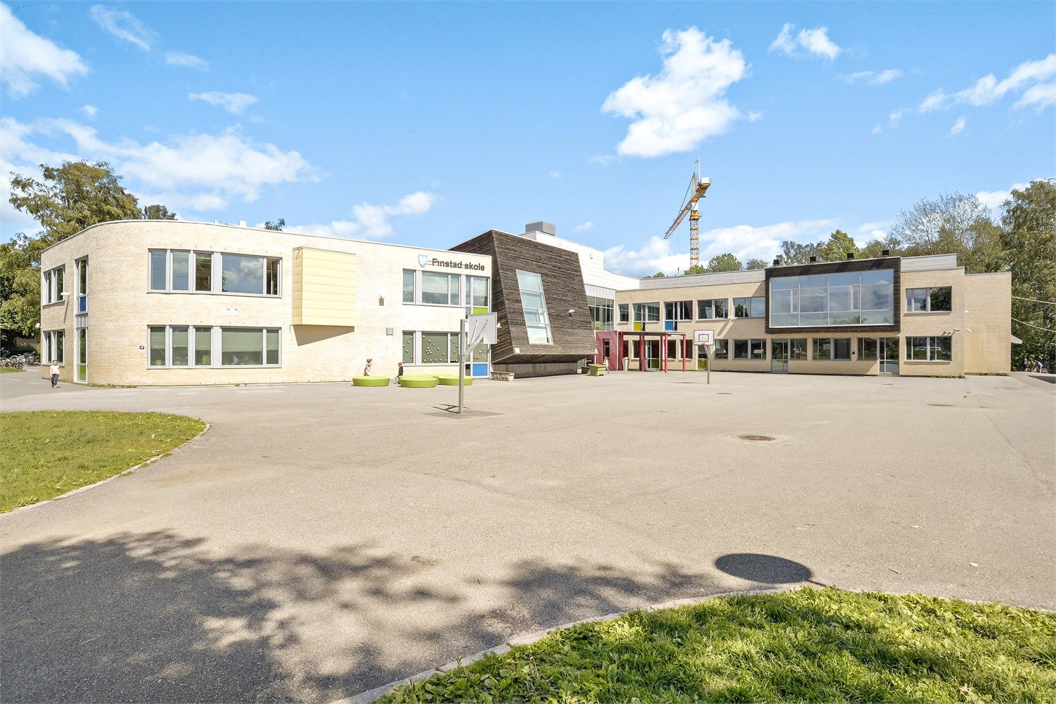 Populære Finstad skole ligger i kort gangavstand fra boligen.