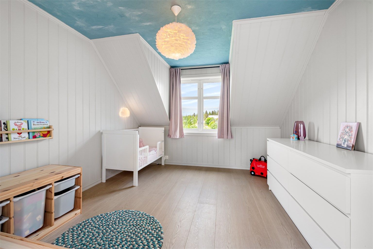 Loftsetasjen har totalt tre soverom, alle med god størrelse.