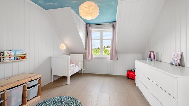 Loftsetasjen har totalt tre soverom, alle med god størrelse.