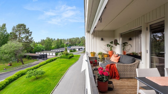 Overbygget, samt markise - Vinter 2026 blir balkong oppgradert med glassrekkverk med dagens krav på rekkverkhøyde.