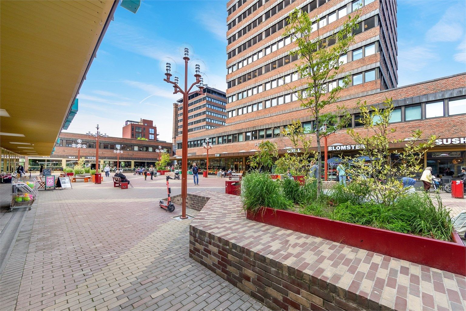 Tøyen Torg er nabolagets naturlige møteplass, med dagligvare, spesialbutikker, hyggelige kaféer og populære spisesteder.