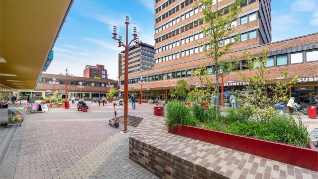 Tøyen Torg er nabolagets naturlige møteplass, med dagligvare, spesialbutikker, hyggelige kaféer og populære spisesteder.