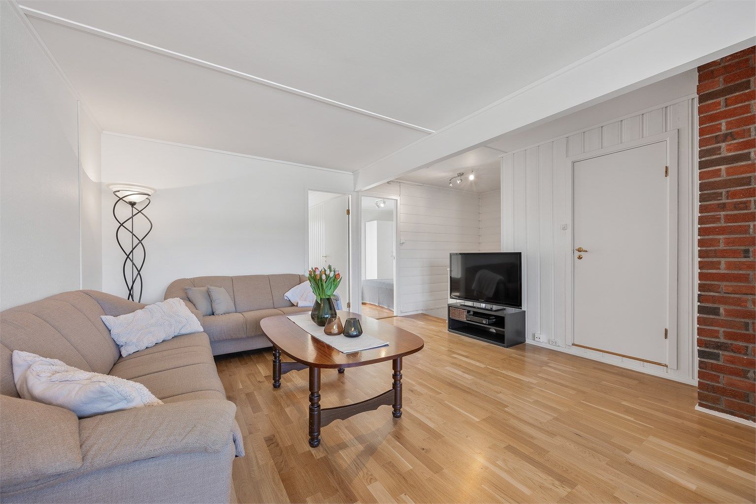 Stuen har flere møbleringssoner, med en egen TV-krok og god plass for sosialt samvær i 2. etasje. 