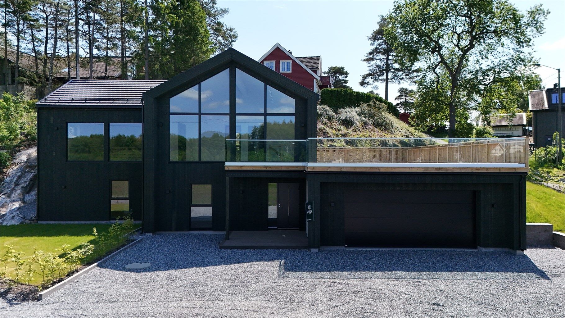 Gruslagt gårdsplass og fin hageflekk i fremkant.