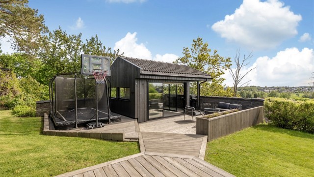 I hagen finnes en frittstående utestue med tilhørende stor markterrasse.