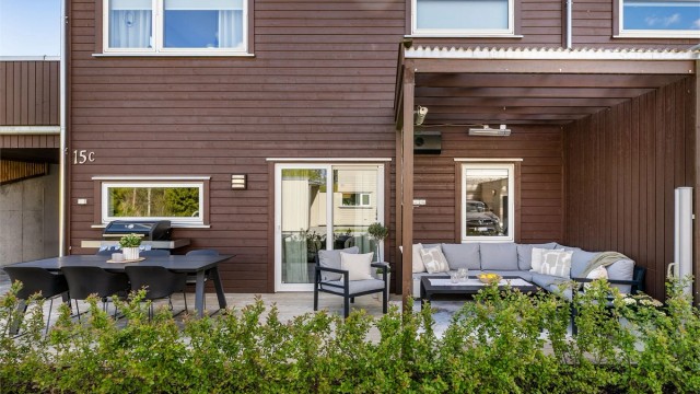 Vestvendt terrasse på over 20 kvm. - et prisverdig ekstra areal til leilighetens indre. Fotograf; Børge Oppegård.
