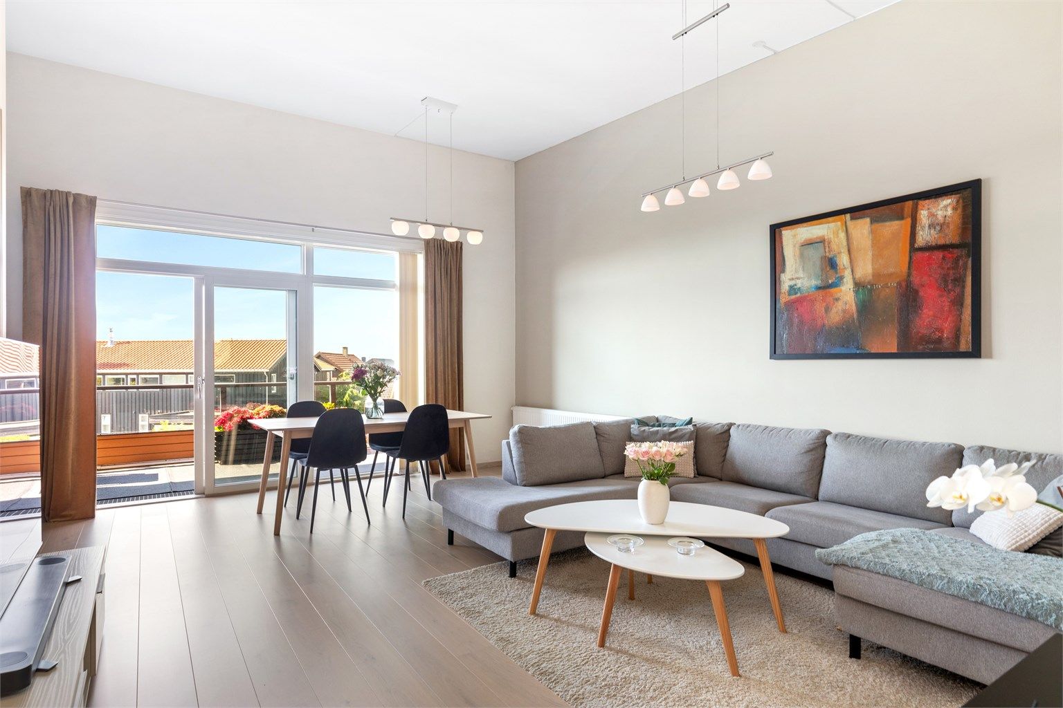 Stue med store vindusflater som slipper inn rikelig med naturlig dagslys