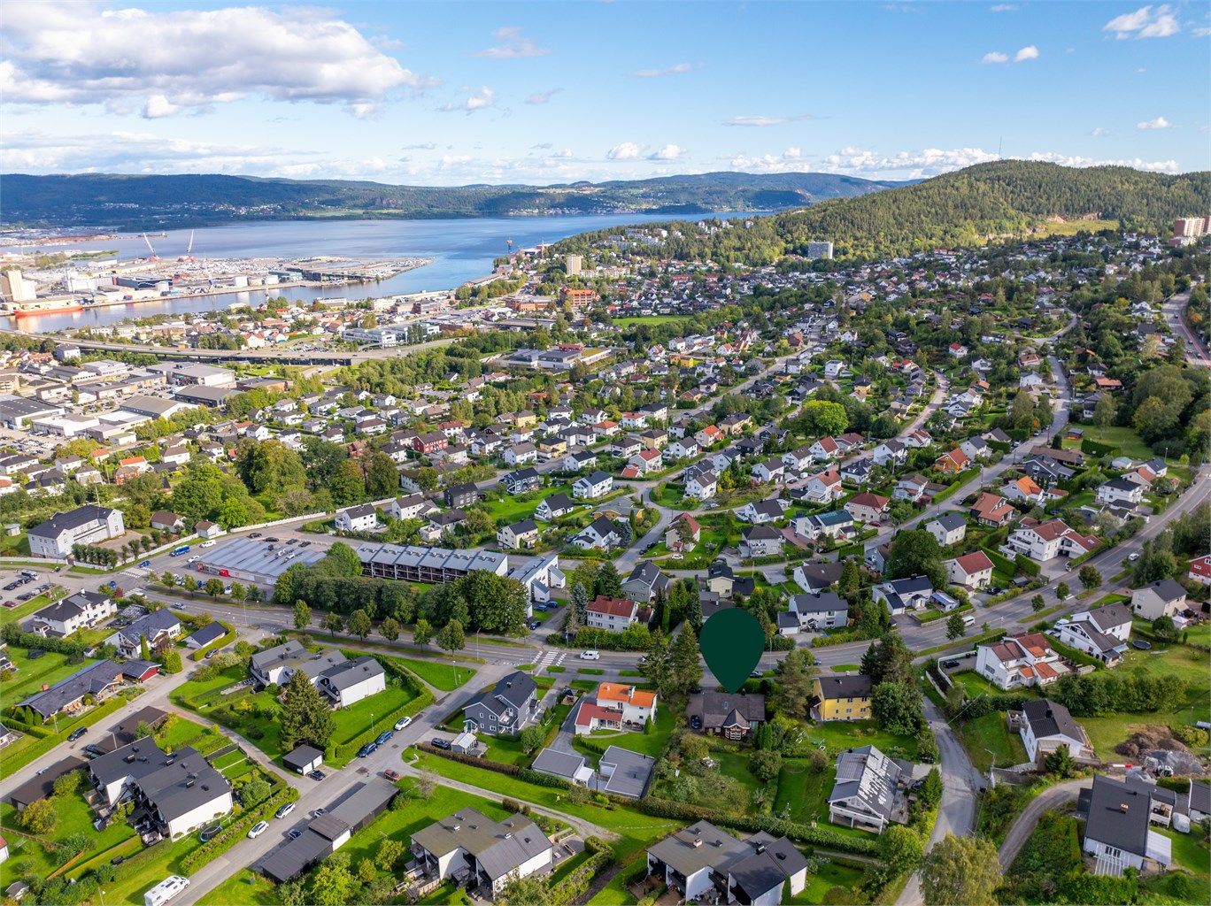 Eiendommen har en fin beliggenhet på Austad