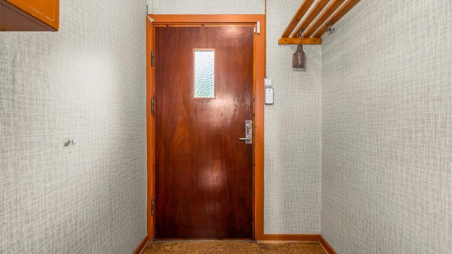 Entré med plass til yttertøy. Sikringsskapet med automatsikringer er plassert her.