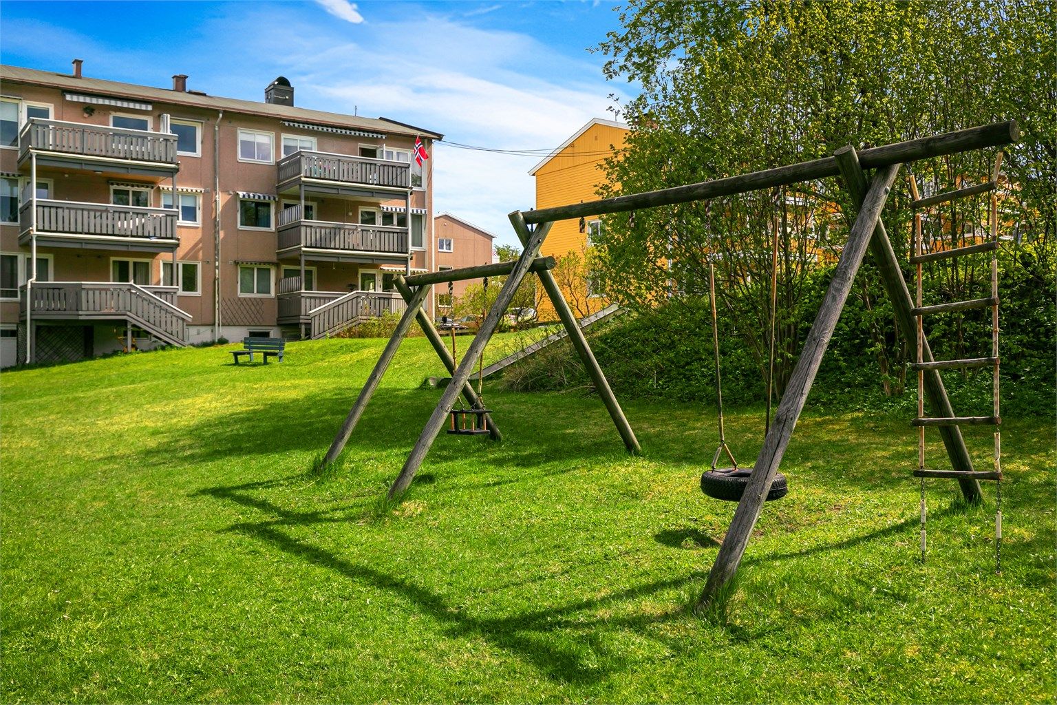 Store fellesarealer med lekeapparater gjør dette til et barnevennlig sted å bo. Det er gåavstand til skole- og barnehagetilbud, Joker nærbutikk, turområder og buss-/t-bane forbindelser 