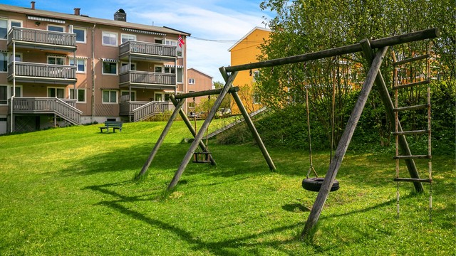 Store fellesarealer med lekeapparater gjør dette til et barnevennlig sted å bo. Det er gåavstand til skole- og barnehagetilbud, Joker nærbutikk, turområder og buss-/t-bane forbindelser