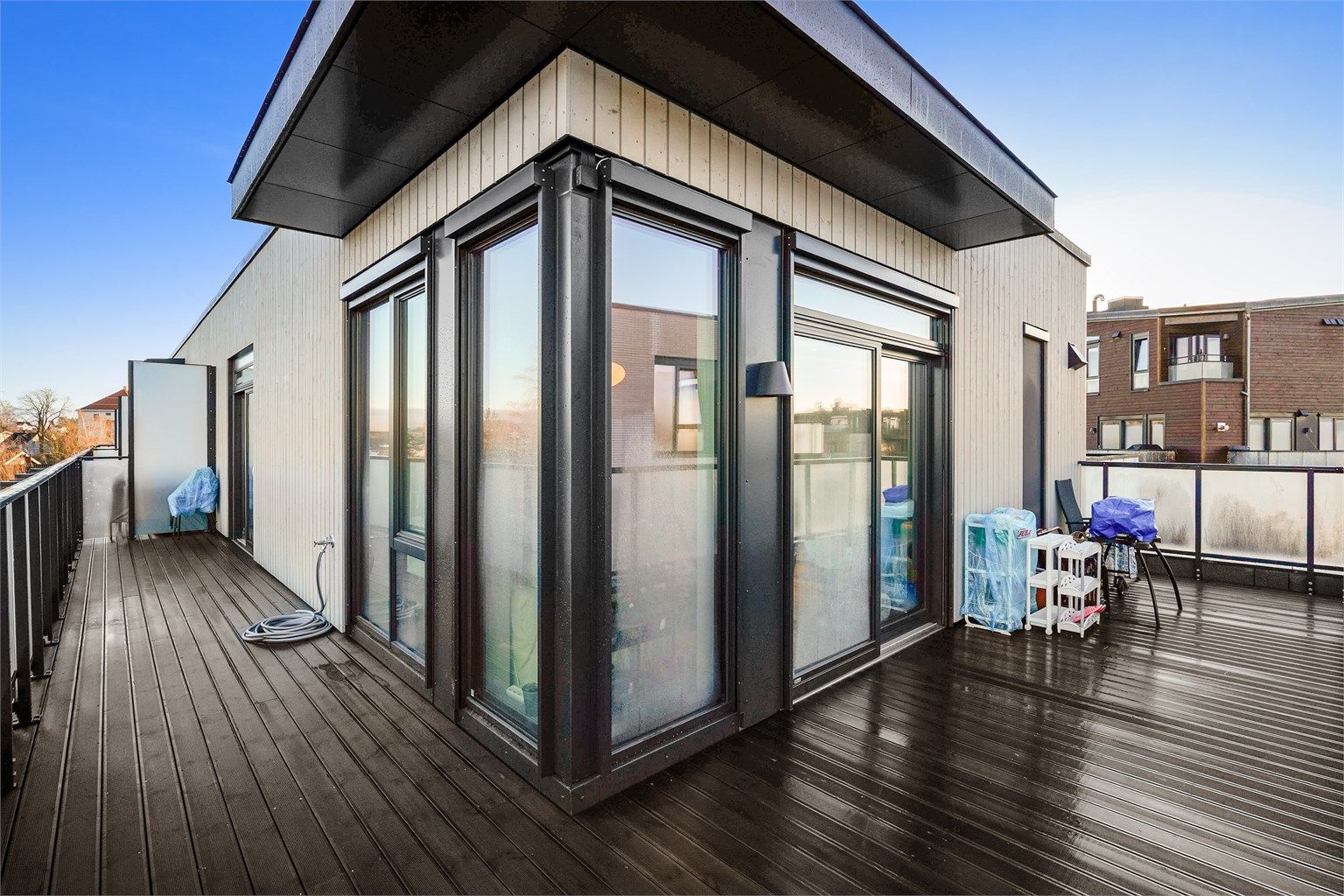 Gulvet er belagt med terrassebord, og det er både utekran og utebelysning installert.