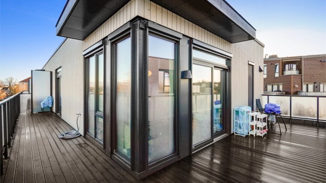Gulvet er belagt med terrassebord, og det er både utekran og utebelysning installert.
