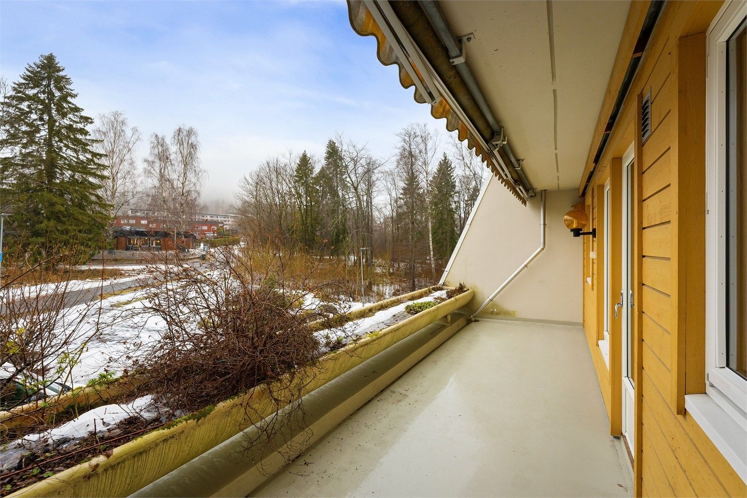 Stor balkong med utgang fra kjøkkenet. Perfekt til morgenkaffen 