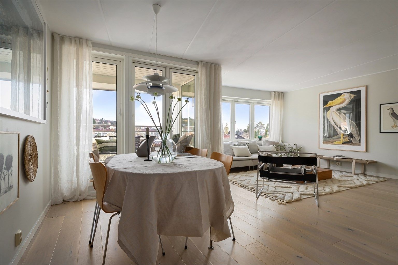 Stue og kjøkken i moderne åpen løsning