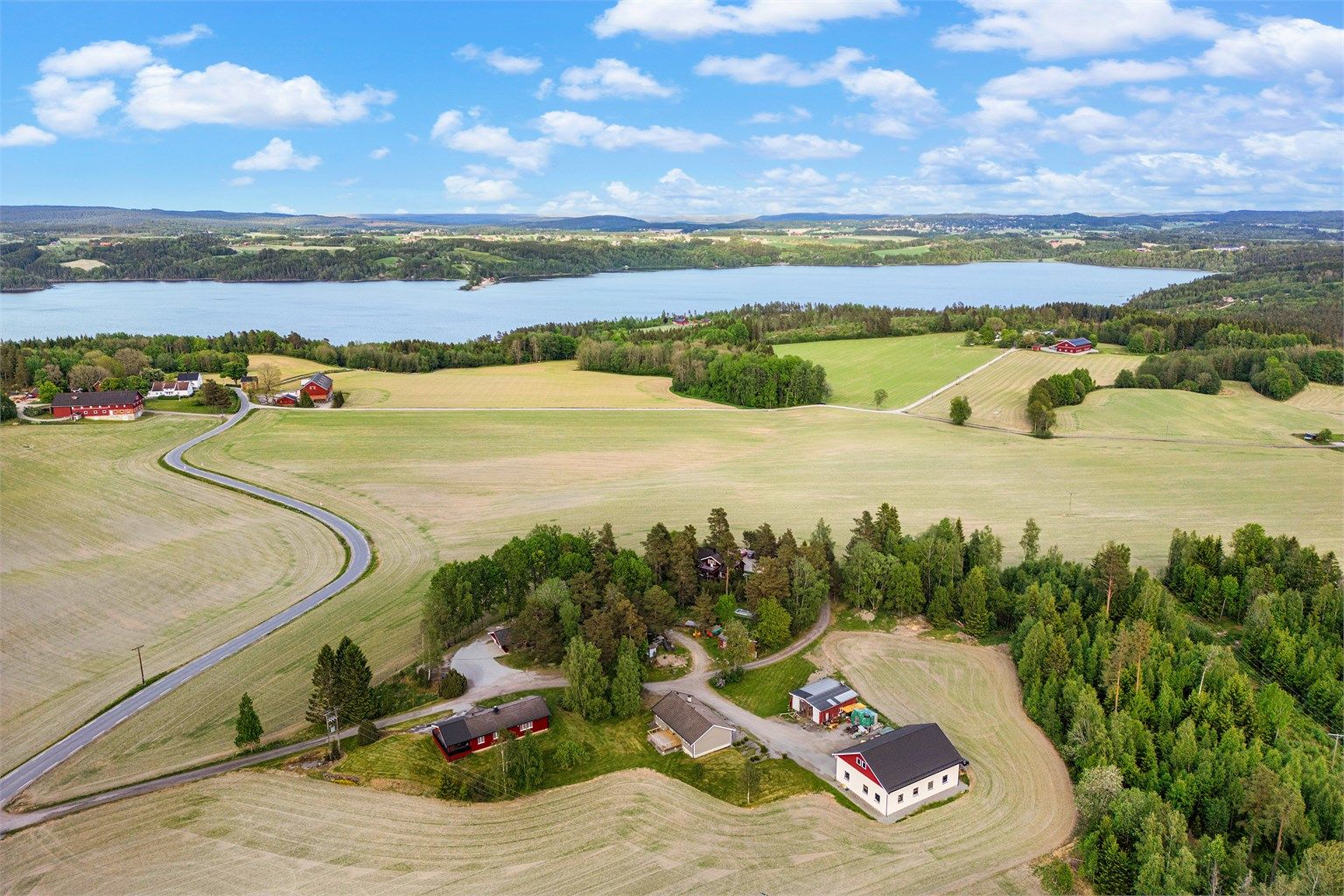 Boligen ligger tilbaketrukket i flotte omgivelser, kun en kort kjøretur fra Spydeberg sentrum