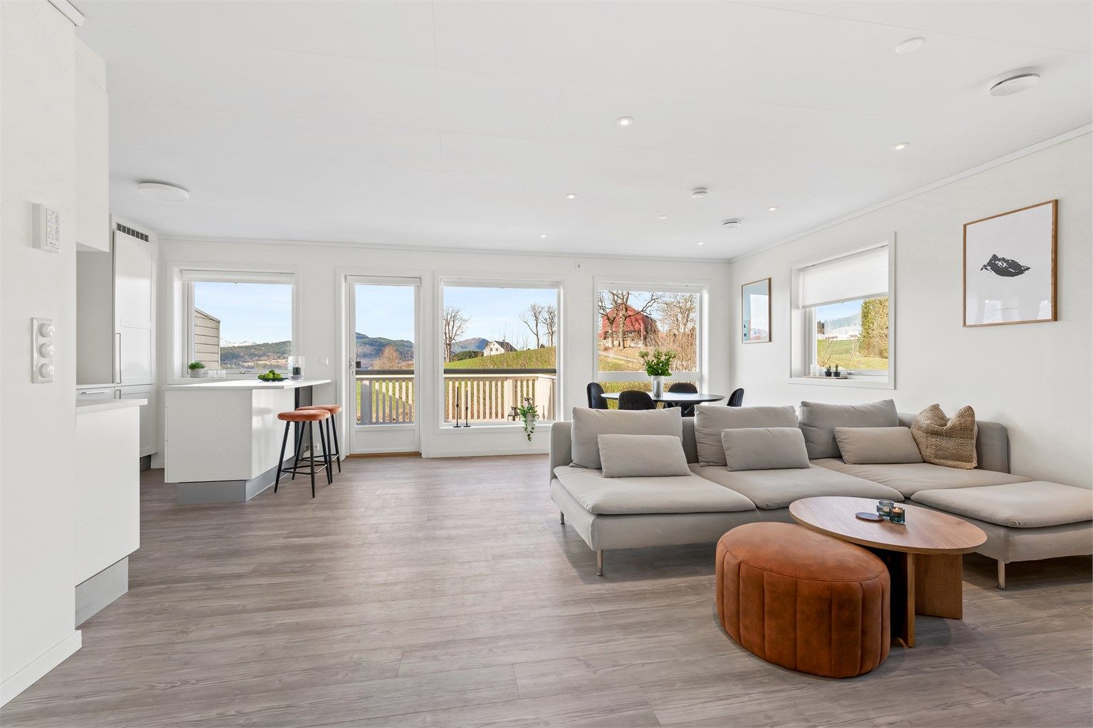 Lys og åpen stue og kjøkken løsning med store vindusflater og godt med naturlig lysinnslipp