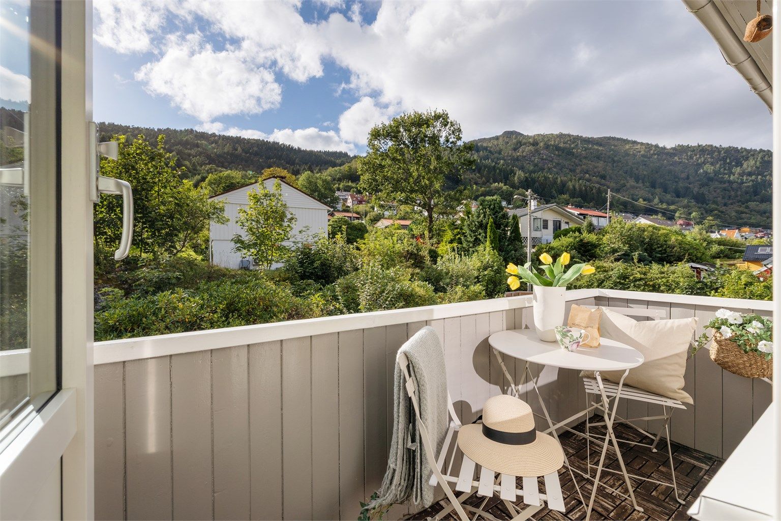 Lys og luftig 4-roms eierleilighet m/ vestvendt balkong og fin utsikt- Naturskjønne omgivelser.