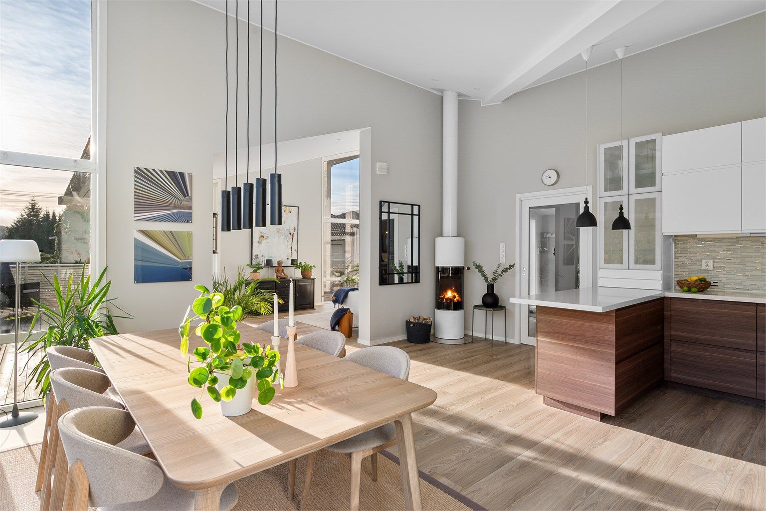 - Store vinduer gir fantastisk utsikt mot naturen, mens den moderne innredningen skaper en varm og innbydende atmosfære -