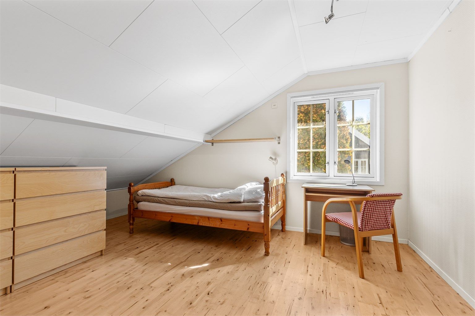 Soverom 2 er av god størrelse og har plass til seng, skrivebord og kommode/klesskap. Rommet egner seg godt som barnerom eller gjesterom.