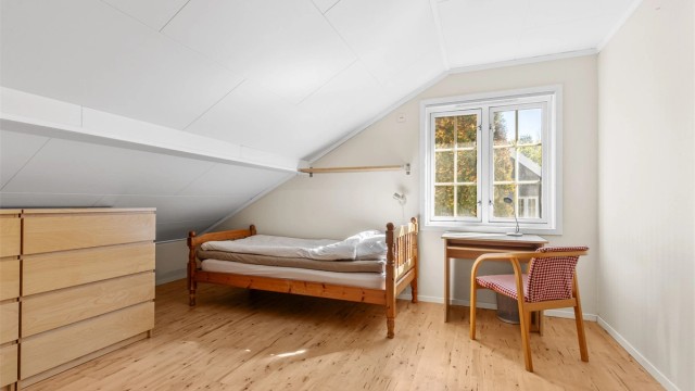 Soverom 2 er av god størrelse og har plass til seng, skrivebord og kommode/klesskap. Rommet egner seg godt som barnerom eller gjesterom.