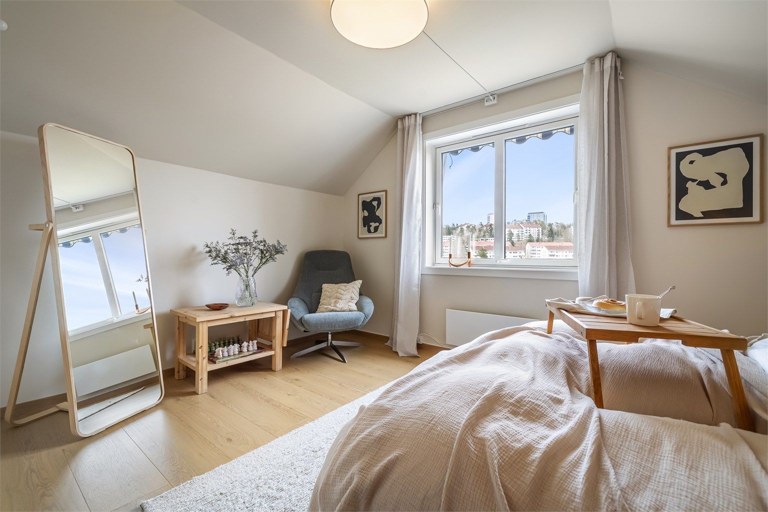 Her er vegg- og himlingflater malt i samme farge som gir en fin dybde i rommet, på gulvet er det enstavs laminat