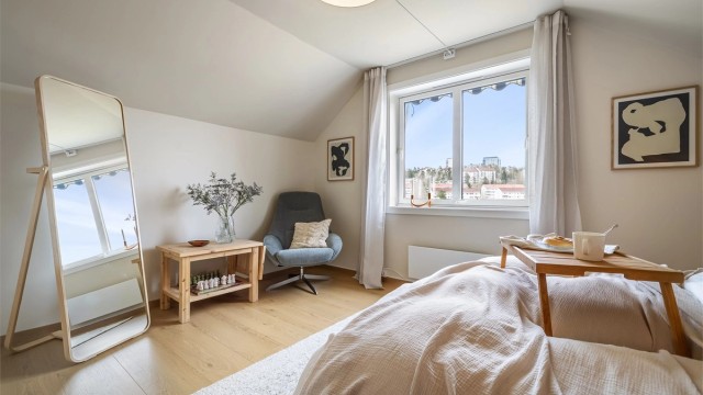 Her er vegg- og himlingflater malt i samme farge som gir en fin dybde i rommet, på gulvet er det enstavs laminat