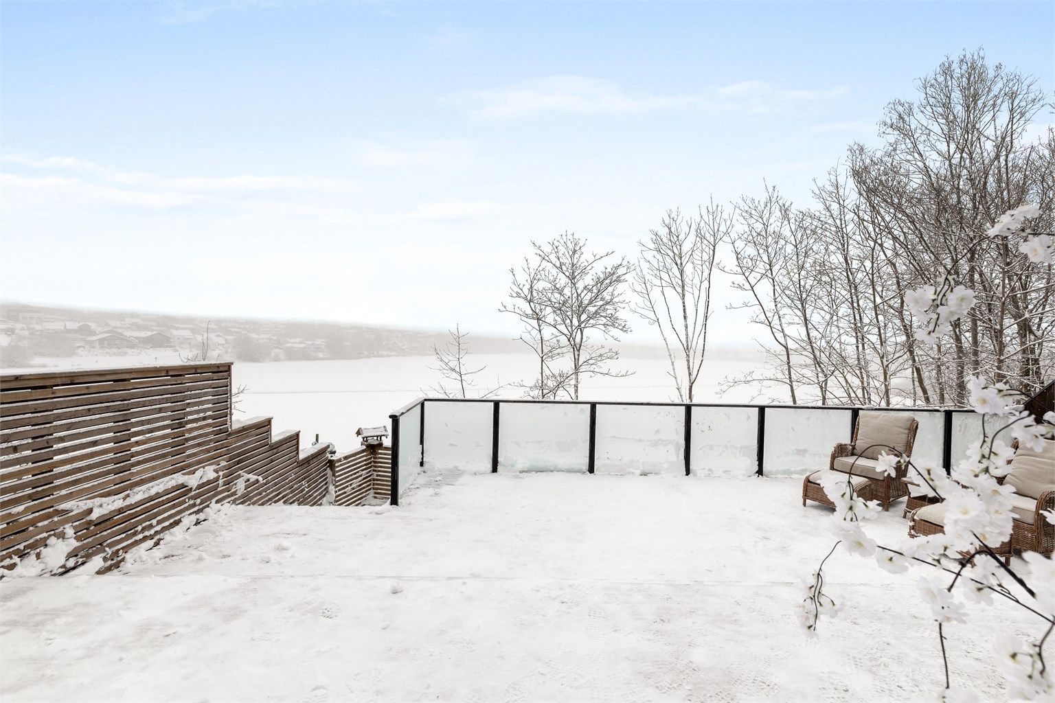 Fra terrassen er det utsikt over Gjellumvannet. Her er det god plass til utemøbler.