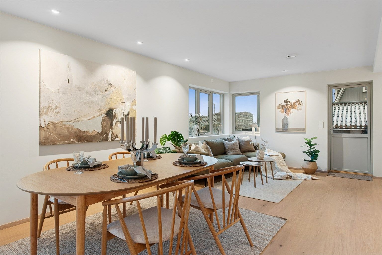 Oppholdsrom med meget gode lysforhold og plass til flere møbleringssoner. Foto: EFKT v/Pål Godager. 