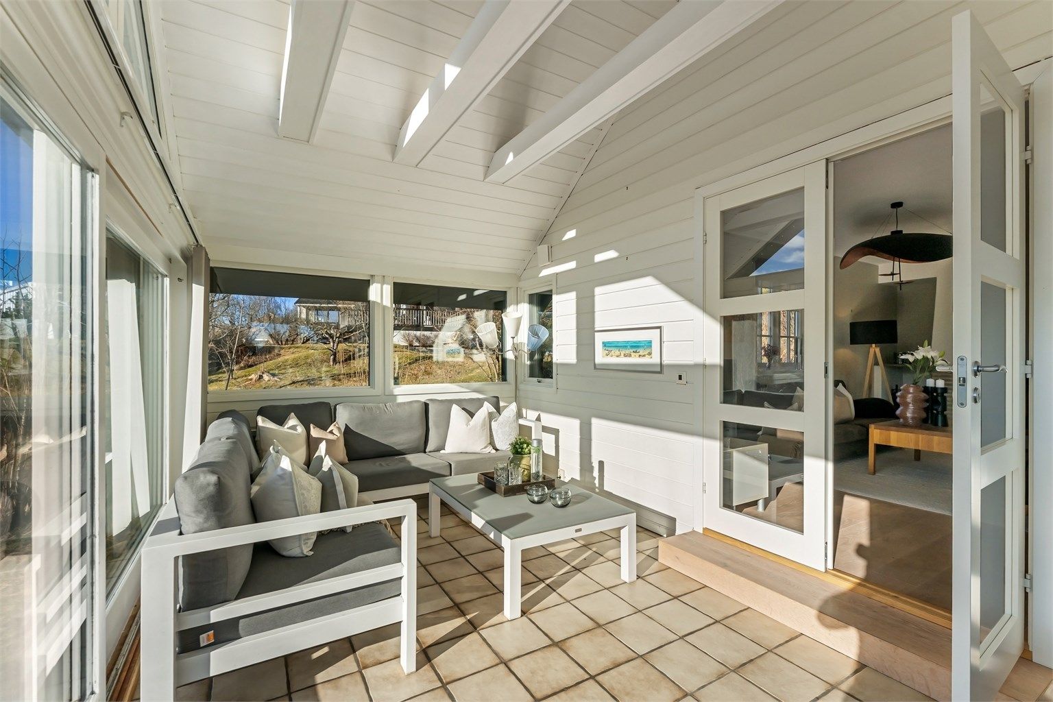 Herlig vinterhage på 15 kvm med gulvvarme og 2 stk. terrasse skyvedører ut til terrasse og hage