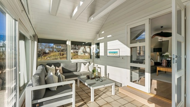 Herlig vinterhage på 15 kvm med gulvvarme og 2 stk. terrasse skyvedører ut til terrasse og hage
