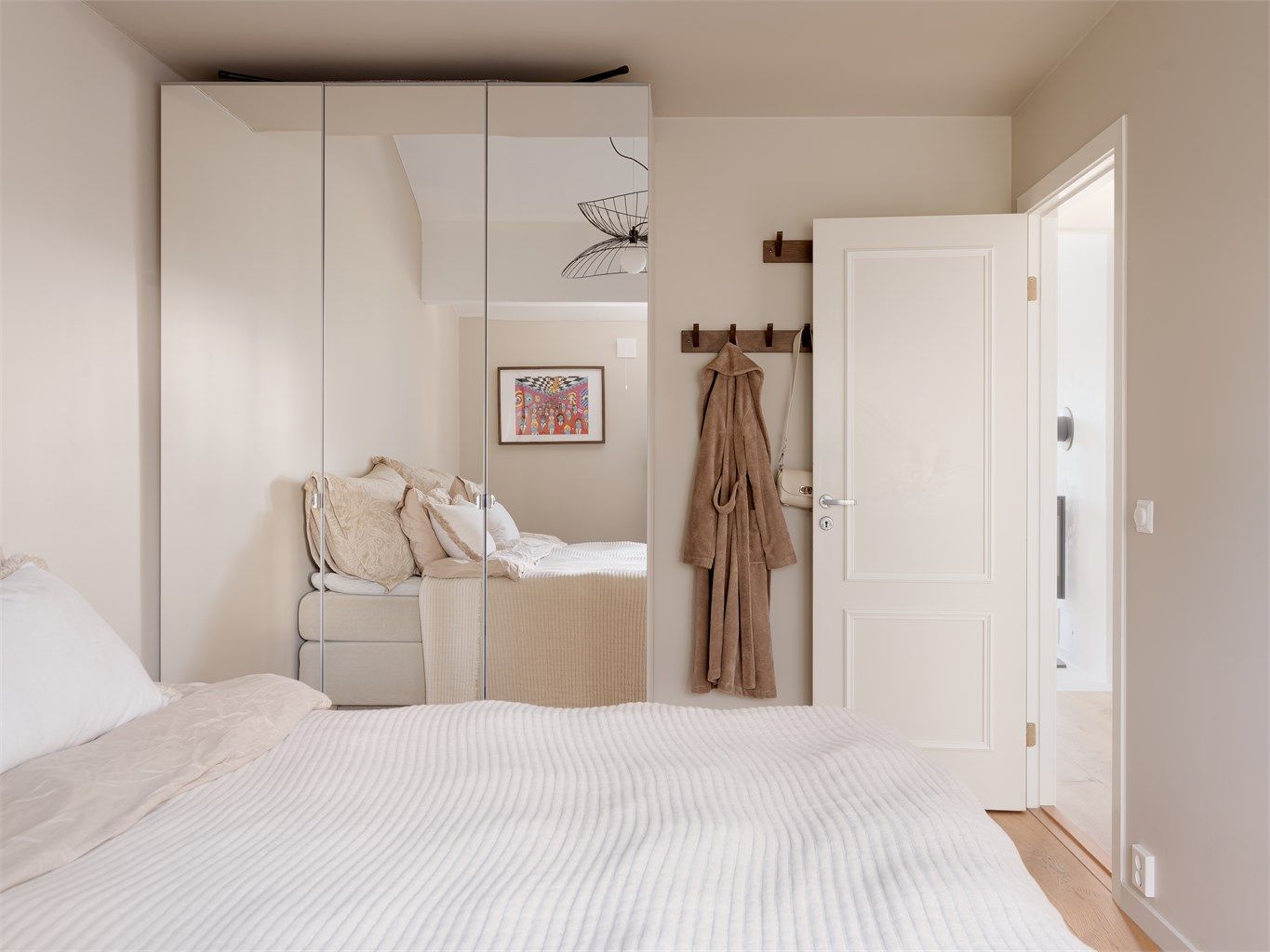 Her er det rikelig med oppbevaringsplass i et romslig garderobeskap.