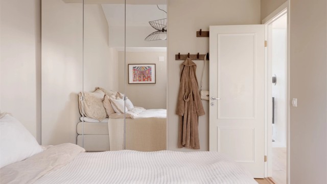 Her er det rikelig med oppbevaringsplass i et romslig garderobeskap.