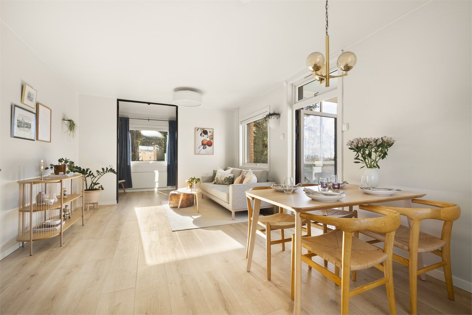 Dette er en flott leilighet med en helt unik intern beliggenhet i borettslaget.