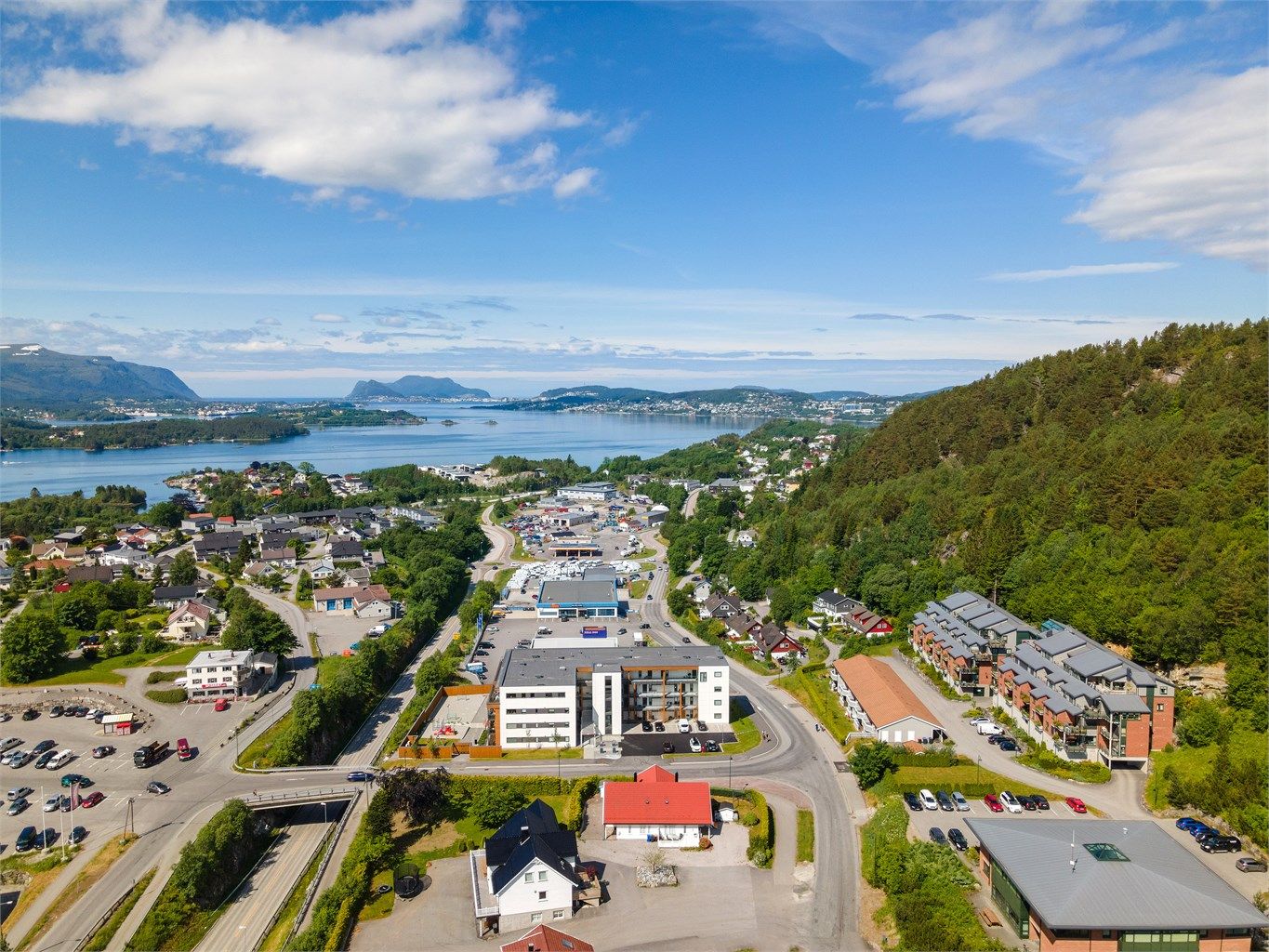 Eiendommen ligger i et attraktivt område med nærhet til alle nødvendige fasiliteter. Innen gangavstand finner du blant annet dagligvarebutikker, spisesteder, treningssenter, apotek og flotte turmuligheter ved Emblemsfjellet.