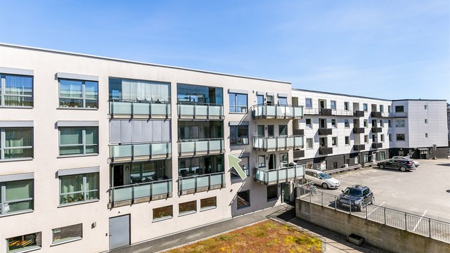 Den luftige høyden av øverste etasje gjør leiligheten usjenert og innebærer lang avstand til bakkenivået.