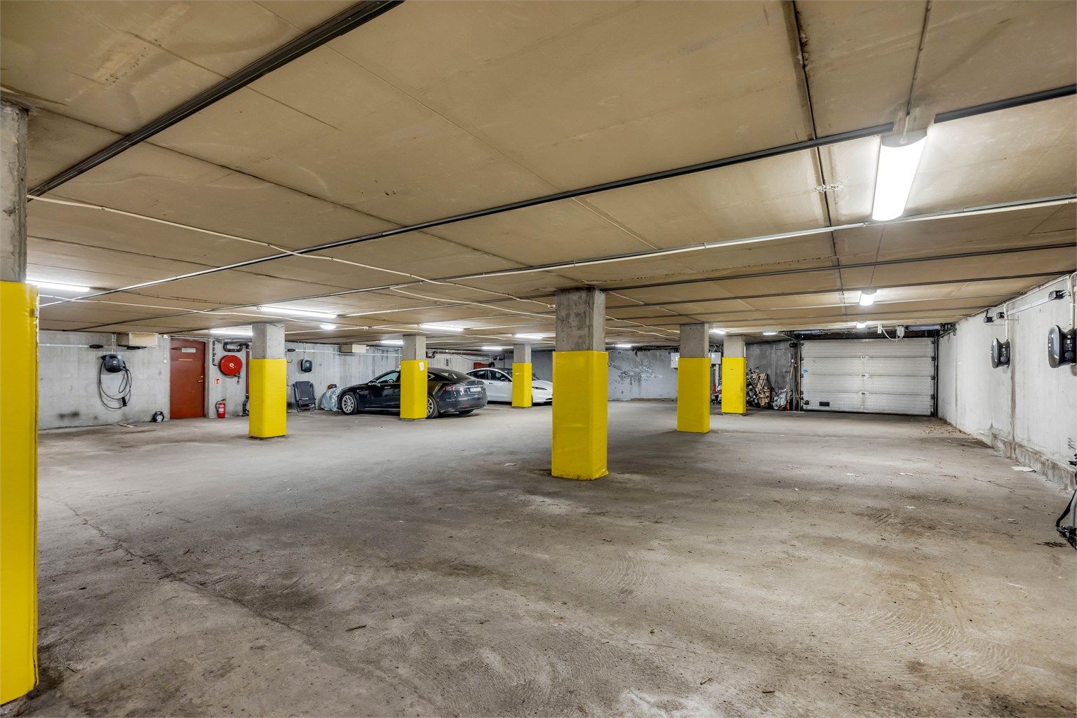 Det er mulighet for kjøp/leie av parkeringsplass i garasjeanlegg. 