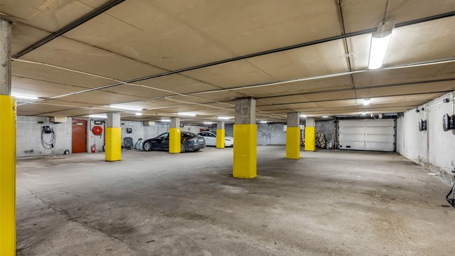 Det er mulighet for kjøp/leie av parkeringsplass i garasjeanlegg.