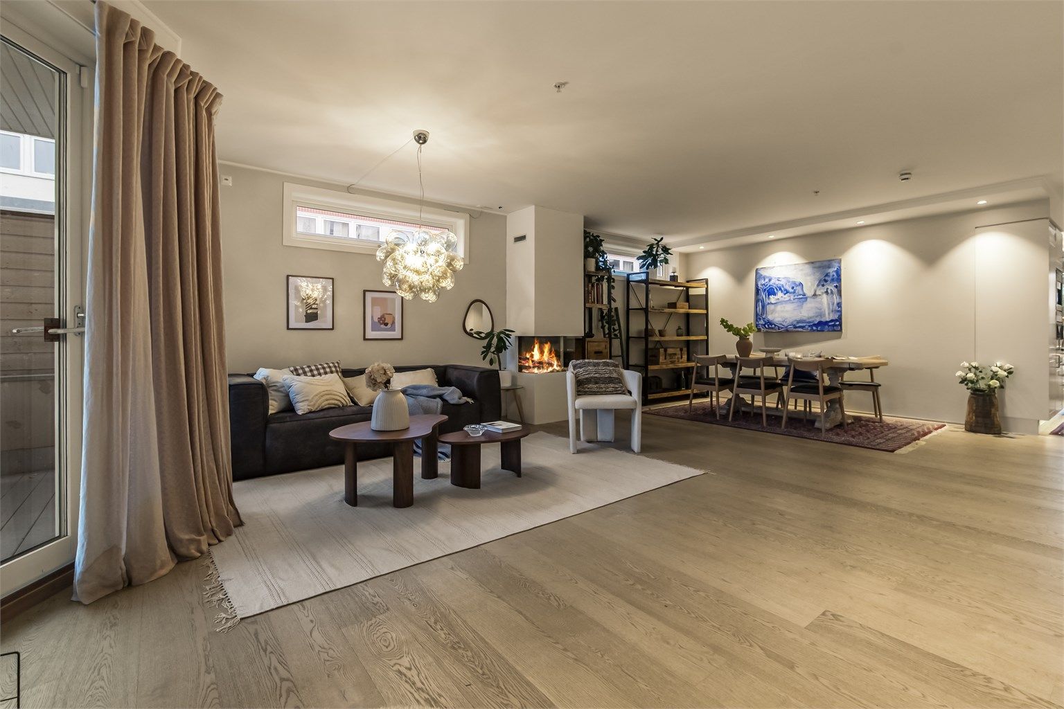 Utgang fra skyvedør til stor sydvendt terrasse