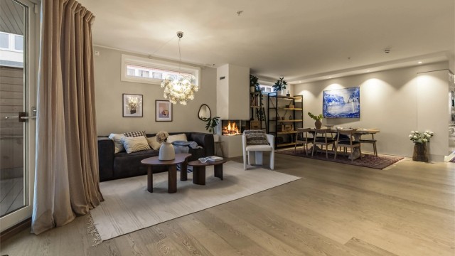 Utgang fra skyvedør til stor sydvendt terrasse